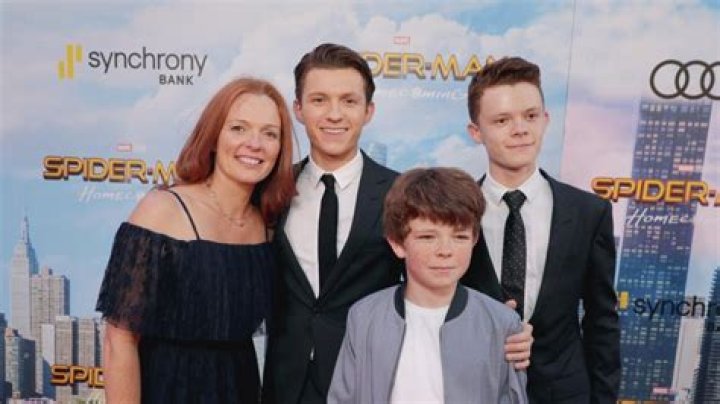 Tom Holland Siblings, Dad ,Age, Twin Brother |