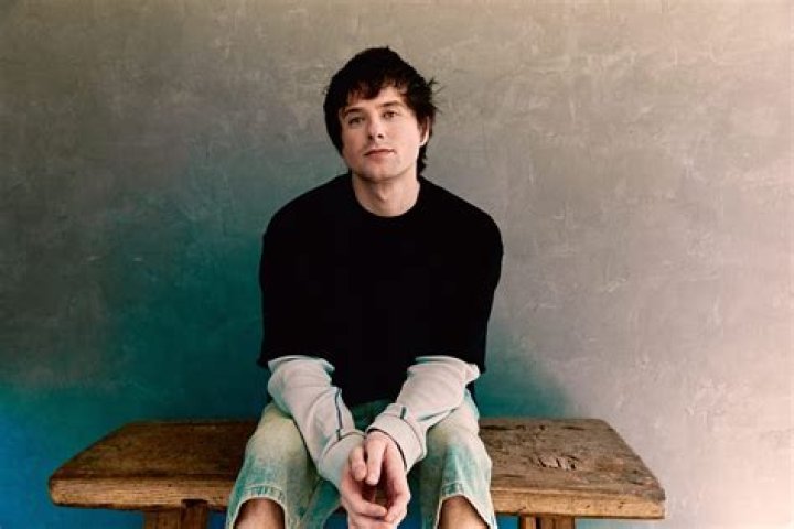 What is Alec Benjamin gender? |