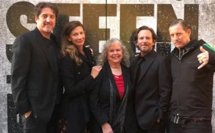 Who are Eddie Vedder siblings? |